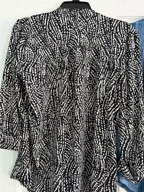 Ava & Grace Black and White Abstract Print Button-Front Blouse